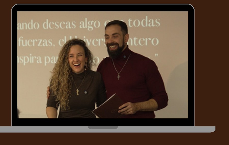 Carla y Sergio en una sesión presencial de la Akademia de Magos
